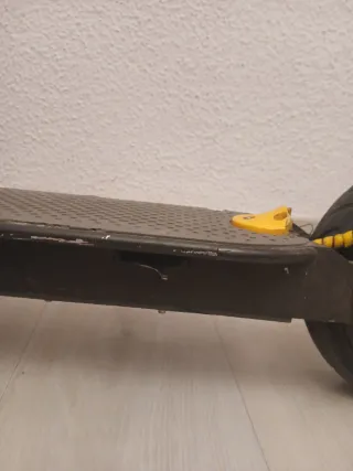 Patinete Eléctrico Negro y Amarillo