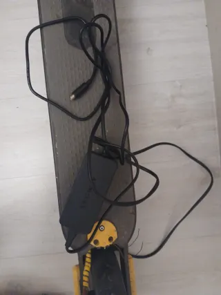 Patinete Eléctrico Negro y Amarillo