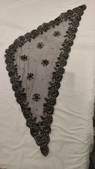 Velo de encaje negro triangular