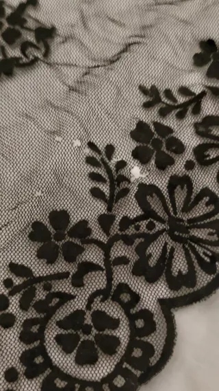 Velo de encaje negro triangular