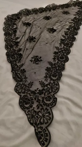 Velo de encaje negro triangular