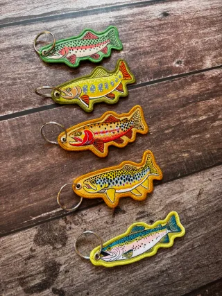 LOTE 5 LLAVEROS DE PESCA TRUCHAS