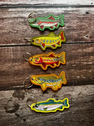 LOTE 5 LLAVEROS DE PESCA TRUCHAS