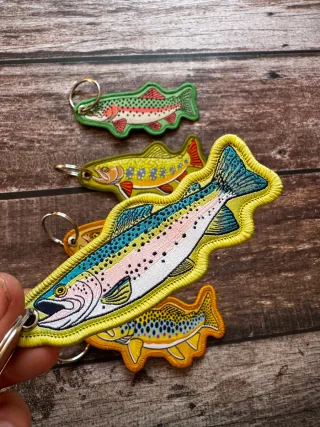 LOTE 5 LLAVEROS DE PESCA TRUCHAS