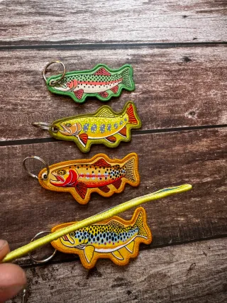 LOTE 5 LLAVEROS DE PESCA TRUCHAS
