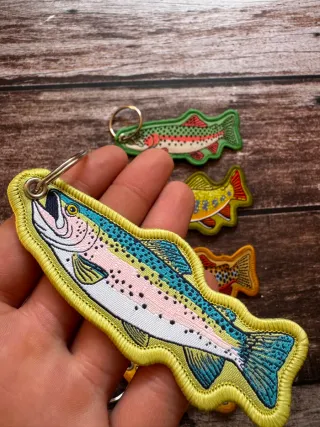 LOTE 5 LLAVEROS DE PESCA TRUCHAS