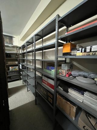 Estanterías metálicas marrones y grises