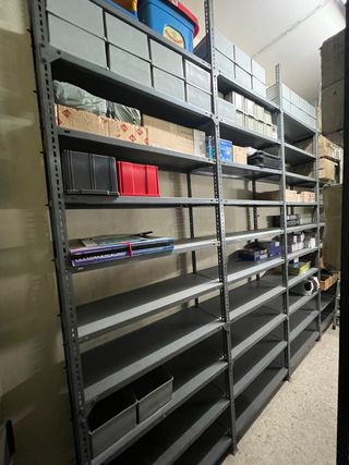 Estanterías metálicas marrones y grises