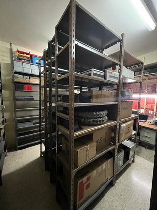 Estanterías metálicas marrones y grises