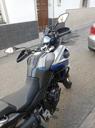 Moto Trail Negra y Azul