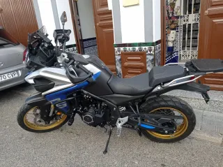 Moto Trail Negra y Azul