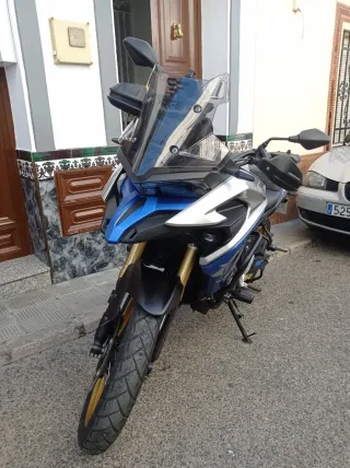 Moto Trail Negra y Azul