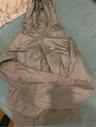 Chaqueta cortavientos Nike gris