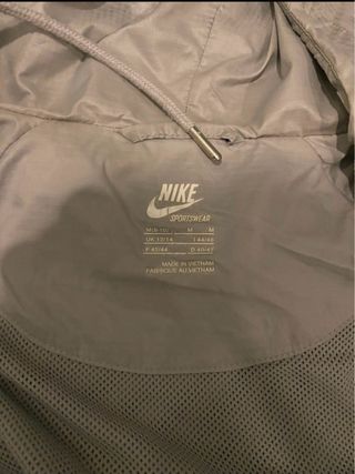 Chaqueta cortavientos Nike gris