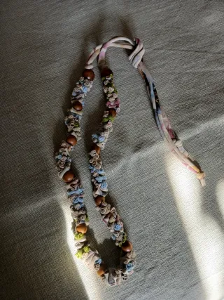 Collar artesanal de tela reciclada