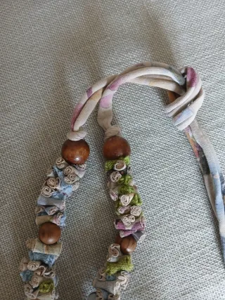 Collar artesanal de tela reciclada