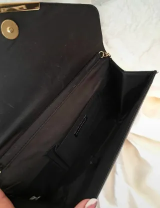 Bolso de mano con cadena