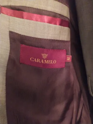 Traje de caballero beige, tirando para verde claro