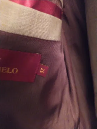 Traje de caballero beige, tirando para verde claro