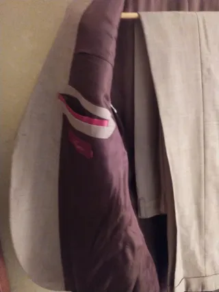 Traje de caballero beige, tirando para verde claro