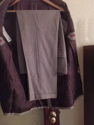 Traje de caballero beige, tirando para verde claro