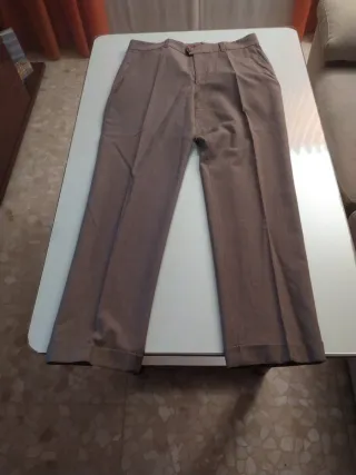 Traje de caballero beige, tirando para verde claro