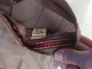 Traje de caballero beige, tirando para verde claro