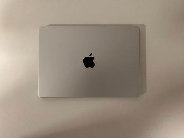 IMPOLUTO | MacBook Pro M3 512GB Argento + Fattura