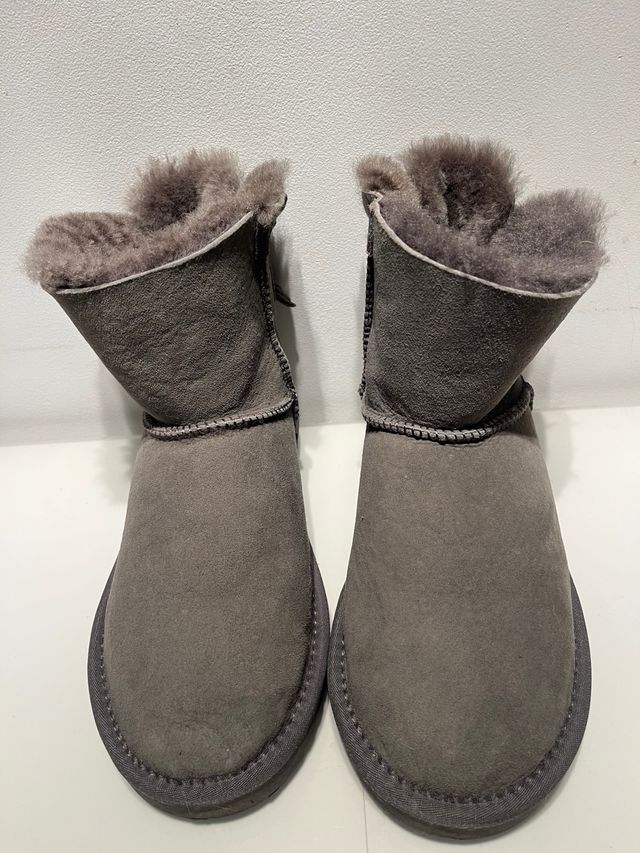 Botas UGG grises con lazo y escamas