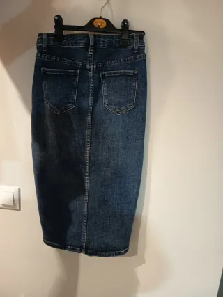 Falda vaquera midi con botones dorados