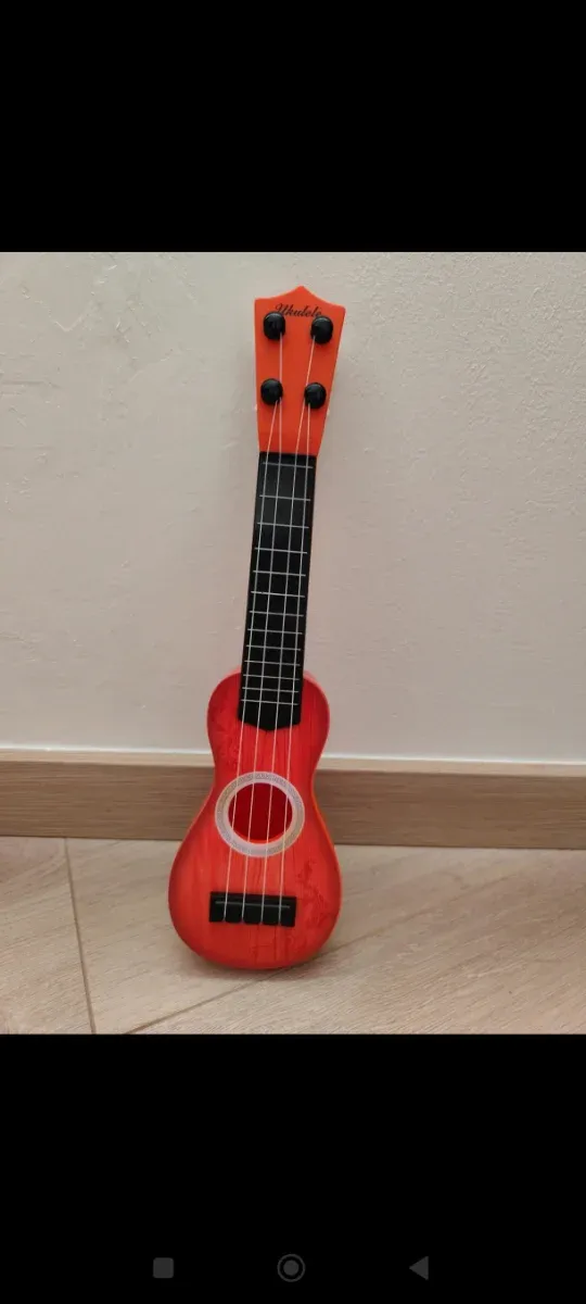 Ukelele giocattolo rosso