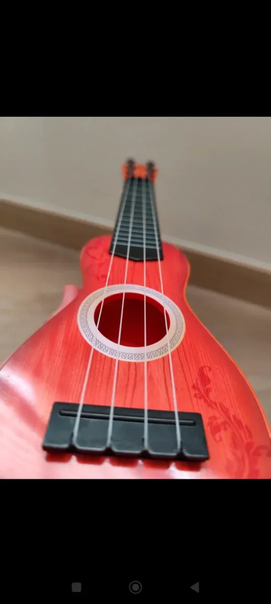 Ukelele giocattolo rosso
