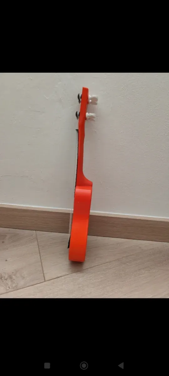 Ukelele giocattolo rosso