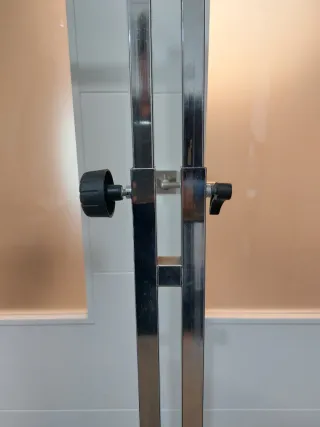 Perchero de metal plateado