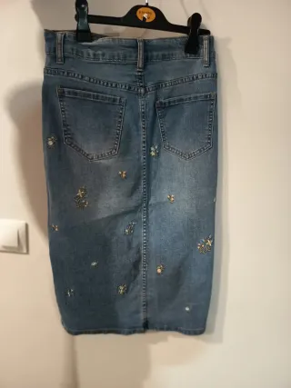 Falda vaquera midi bordada