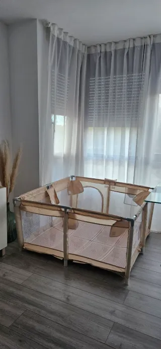 Parque infantil de juegos (valla con colchoneta).