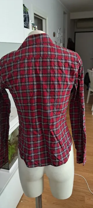 Camicia a quadri rossa e nera