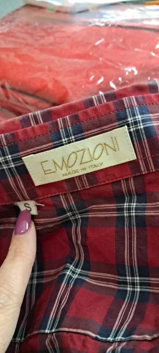 Camicia a quadri rossa e nera