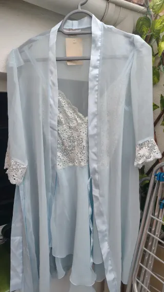 Camisón y bata de seda azul y blanco