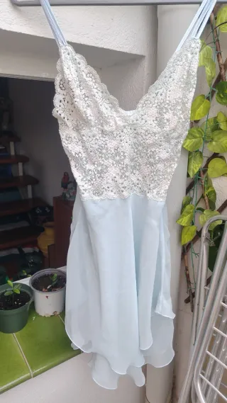 Camisón y bata de seda azul y blanco