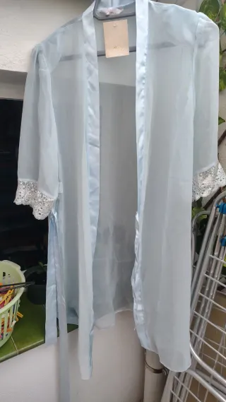 Camisón y bata de seda azul y blanco