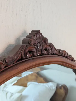 Cómoda vintage de madera con espejo