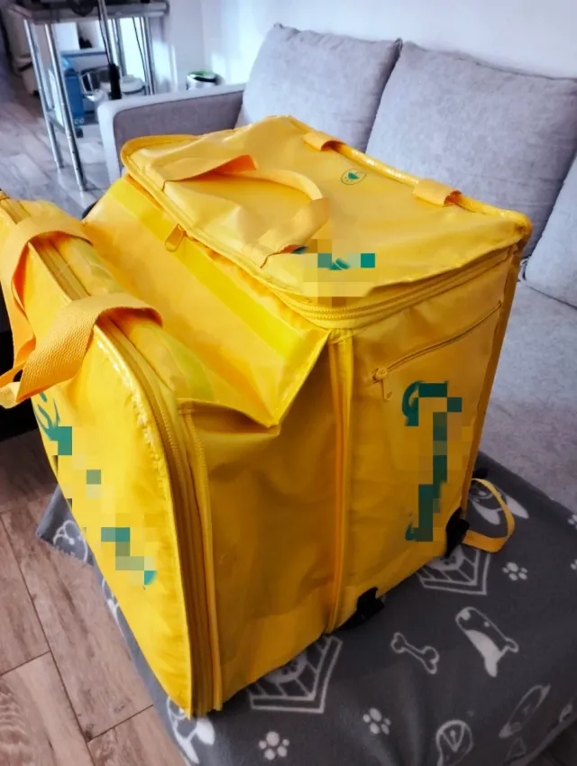 Mochila de reparto amarilla