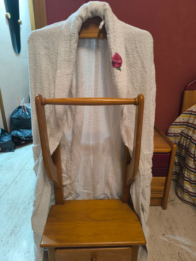 Albornoz blanco con rosa bordada