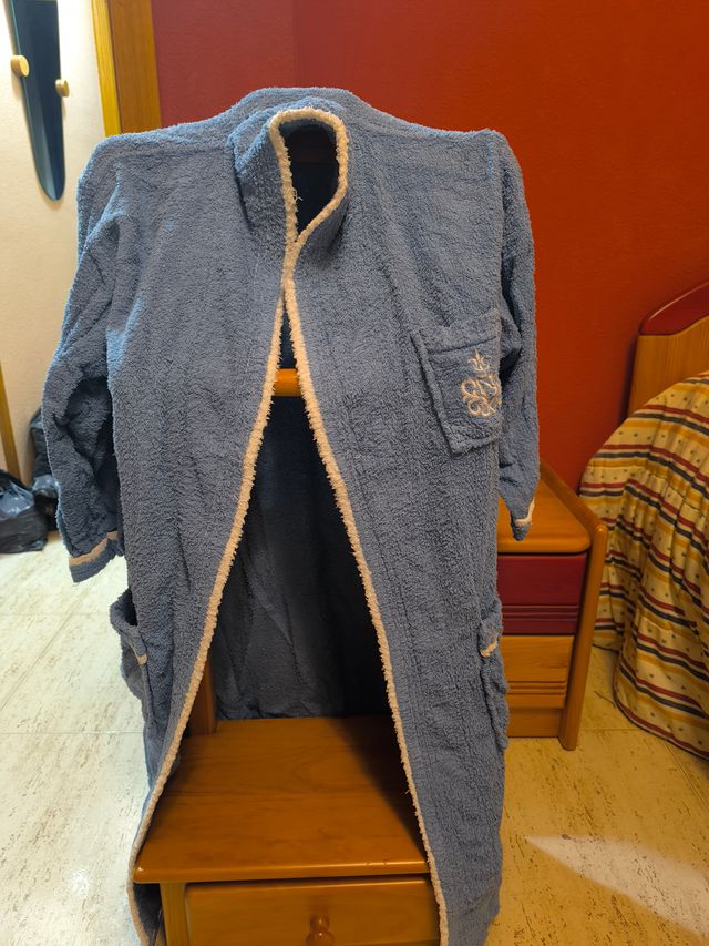 Albornoz blanco con rosa bordada