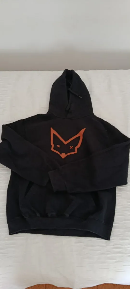 Sudadera Negra con Logo de Zorro Naranja