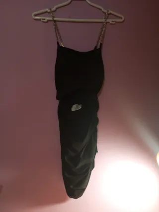 Vestido negro tirantes diamantes.