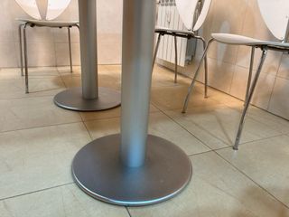 Mesa de comedor beige y plata