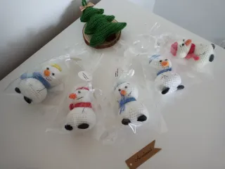 Muñeco de nieve tejido con árbol