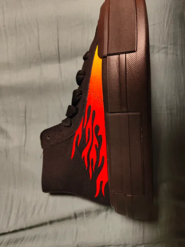 Converse T38 Plataforma Negras con flamas, nuevas.